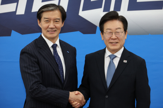 이재명(오른쪽) 더불어민주당 대표가 21일 오후 서울 여의도 국회에서 조국혁신당 조국 대표를 예방해 악수하고 있다. 연합뉴스